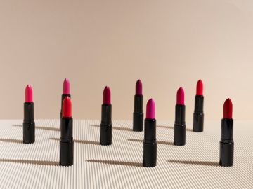 5 dupes populares del labial ‘black honey’ de Clinique desde $5 dólares