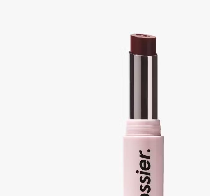 5 dupes populares del labial ‘black honey’ de Clinique desde $5 dólares