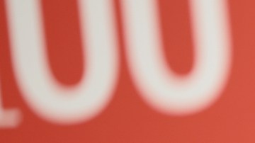 7 bellos dupes del traje de baño Barbiecore de Salma Hayek por menos de $40 dólares