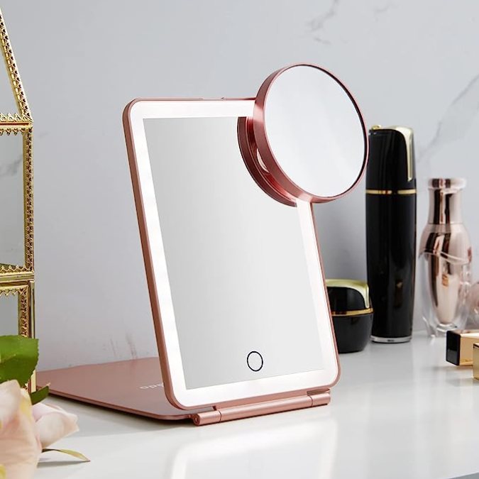 ¿Sales de viaje? 7 lindos y compactos espejos con luz que puedes comprar en Amazon hoy mismo
