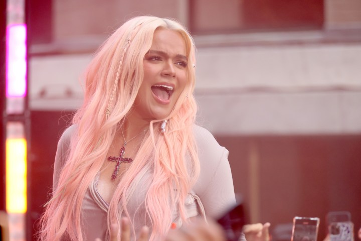 Karol G recibe demanda millonaria por plagio por su tema musical ‘Don’t be Shy’