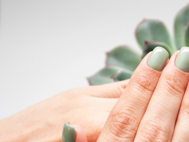Conoce el manicure “matcha-latte”, ideal para usar en verano y otoño 2023