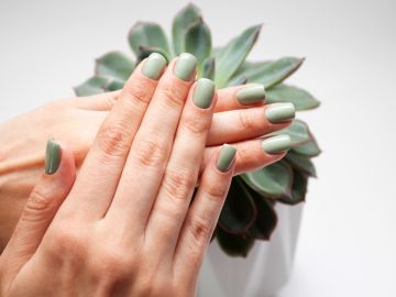 Conoce el manicure “matcha-latte”, ideal para usar en verano y otoño 2023