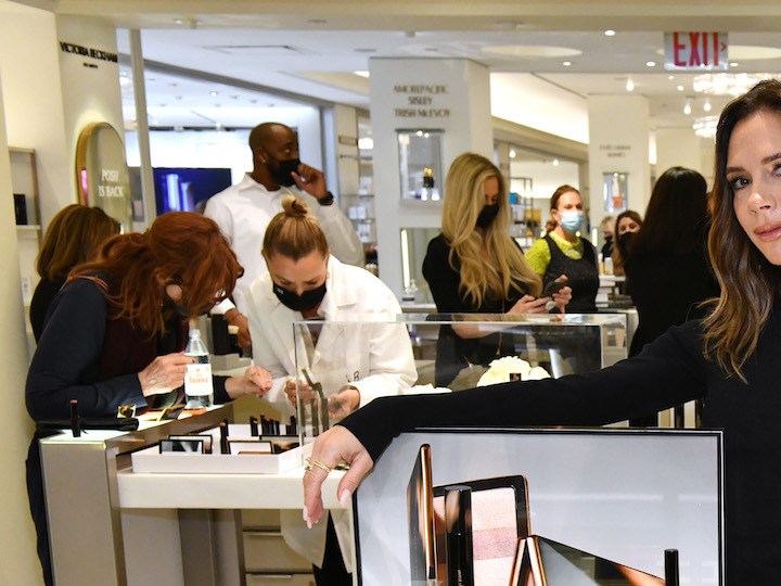Conoce los parches de ojos favoritos de Victoria Beckham que solo cuestan $17 dólares