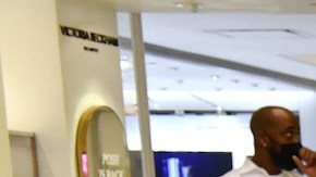 Conoce los parches de ojos favoritos de Victoria Beckham que solo cuestan $17 dólares