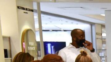 Conoce los parches de ojos favoritos de Victoria Beckham que solo cuestan $17 dólares