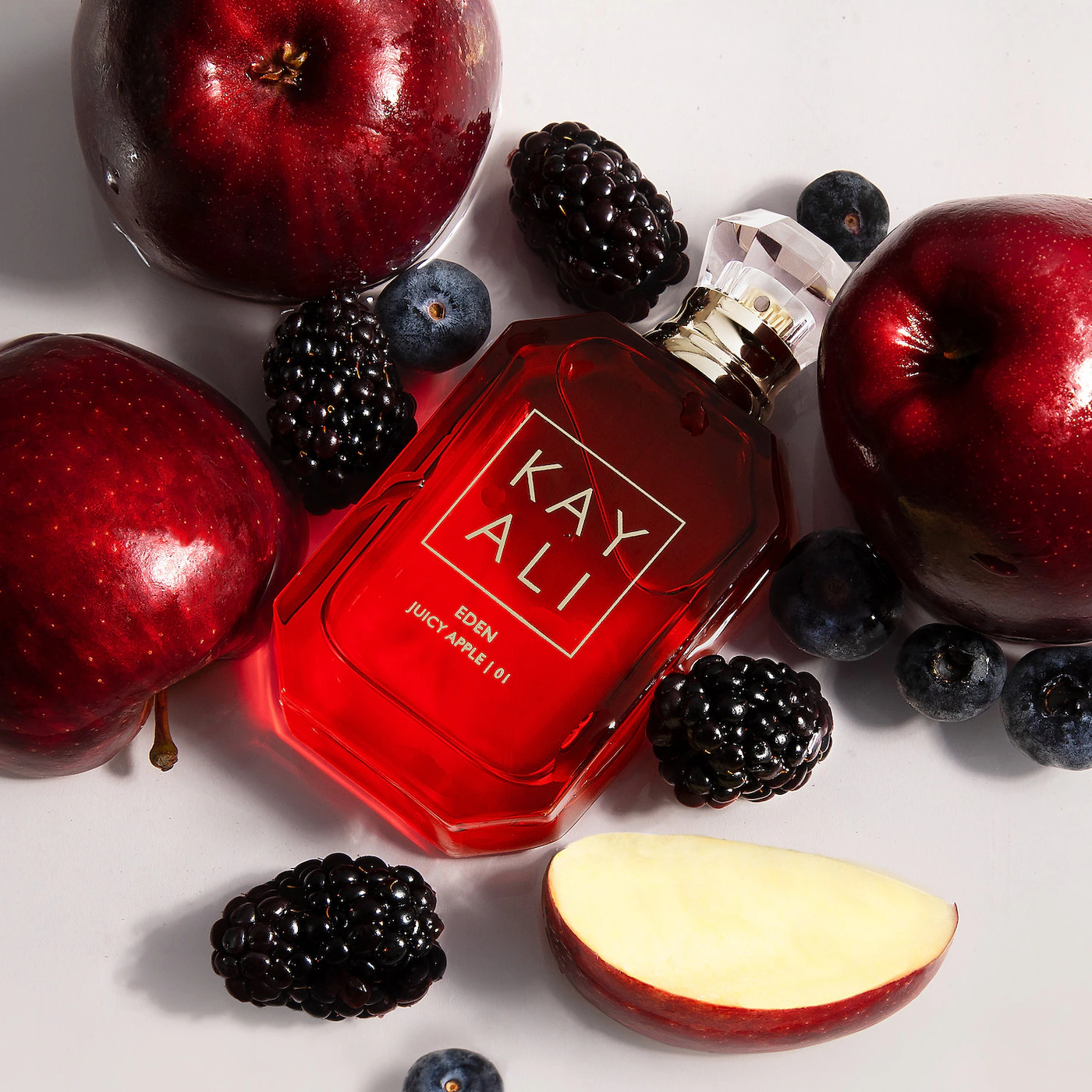 5 deliciosos perfumes con notas de manzana que te dejarán un aroma frutal pero enigmático