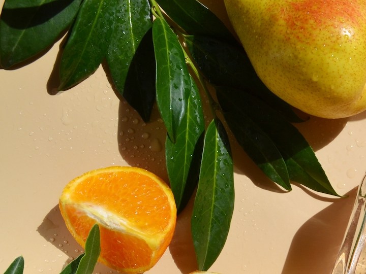 5 populares perfumes con notas de pera que te dejarán un aroma fresco y limpio