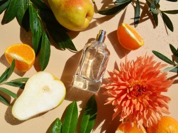 5 populares perfumes con notas de pera que te dejarán un aroma fresco y limpio