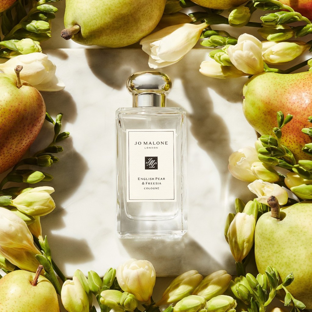 5 populares perfumes con notas de pera que te dejarán un aroma fresco y limpio