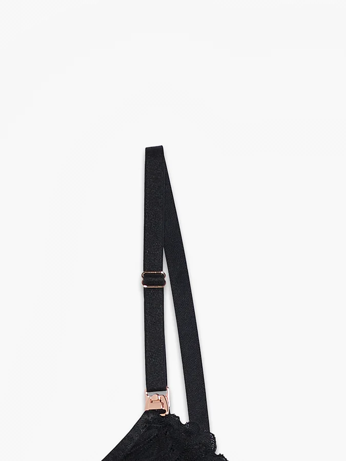 Rihanna comparte una foto amamantando y anuncia su nueva línea de brasieres de lactancia