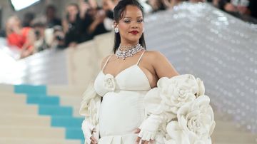 Rihanna comparte una foto amamantando y anuncia su nueva línea de brasieres de lactancia