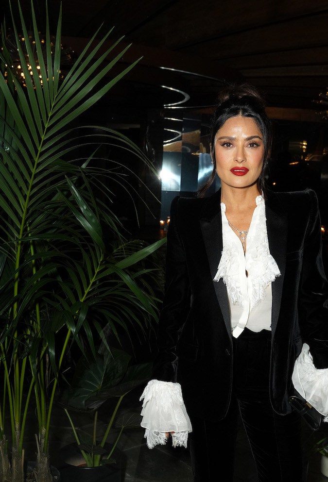 Salma Hayek sigue disfrutando del verano en un coqueto traje de baño y zapatos de plataforma