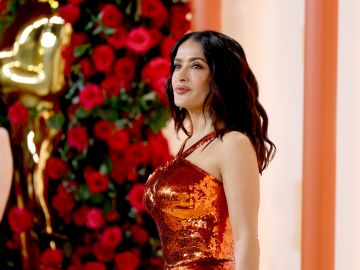 Salma Hayek sigue disfrutando del verano en un coqueto traje de baño y zapatos de plataforma