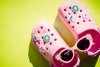 X sandalias de Crocs que se han hecho virales en TikTok y cuestan menos de $85 dólares