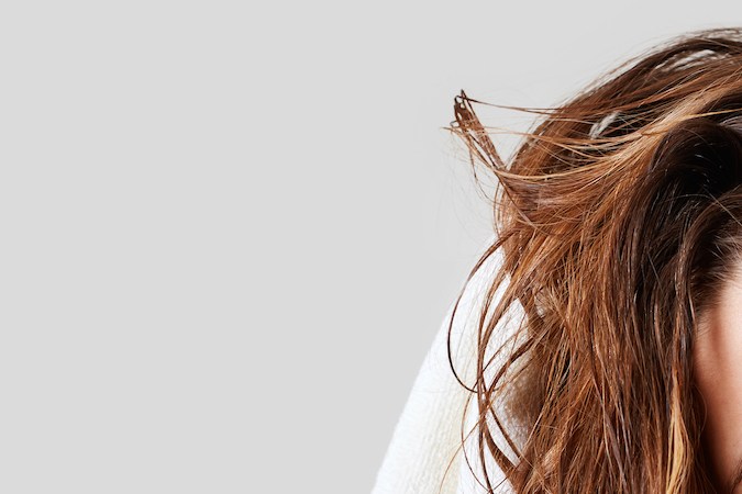 ¿Tienes caspa y el cabello teñido? 3 shampoos que no deslavarán el color de tu pelo