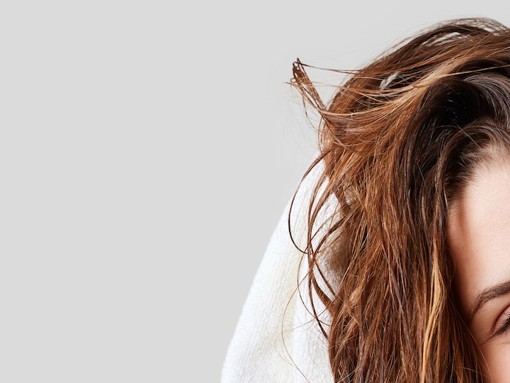¿Tienes caspa y el cabello teñido? 3 shampoos que no deslavarán el color de tu pelo