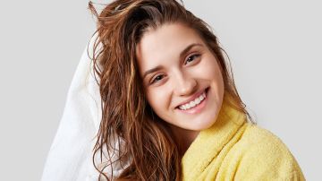 ¿Tienes caspa y el cabello teñido? 3 shampoos que no deslavarán el color de tu pelo