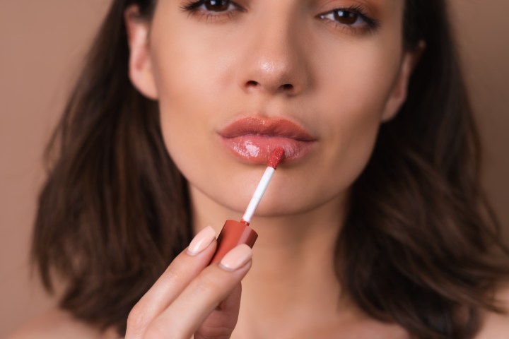 Conoce el gloss viral en TikTok que humecta y cuida tus labios por solo $3 dólares
