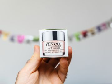 4 populares dupes del Moisture Surge de Clinique por menos de $20 dólares