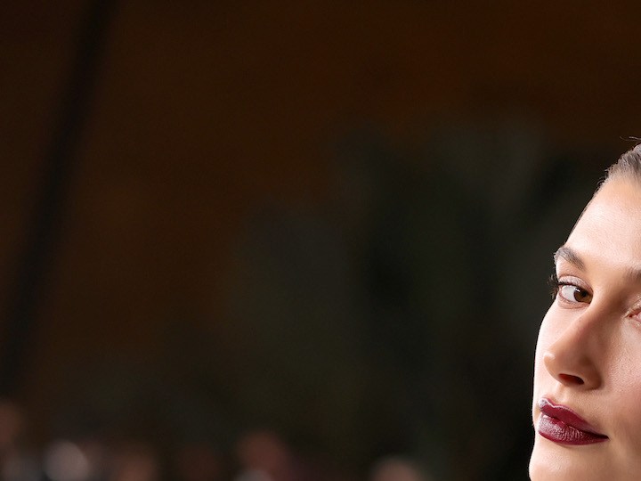 Hailey Bieber ya usó el color de otoño 2023: 7 vestidos inspirados en los looks de la modelo
