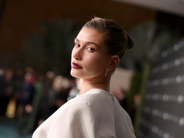 Hailey Bieber ya usó el color de otoño 2023: 7 vestidos inspirados en los looks de la modelo