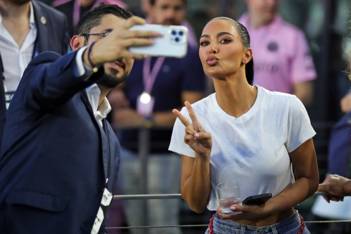 Kim Kardashian luce irreconocible: aparece rapada y con las cejas ultra delgadas