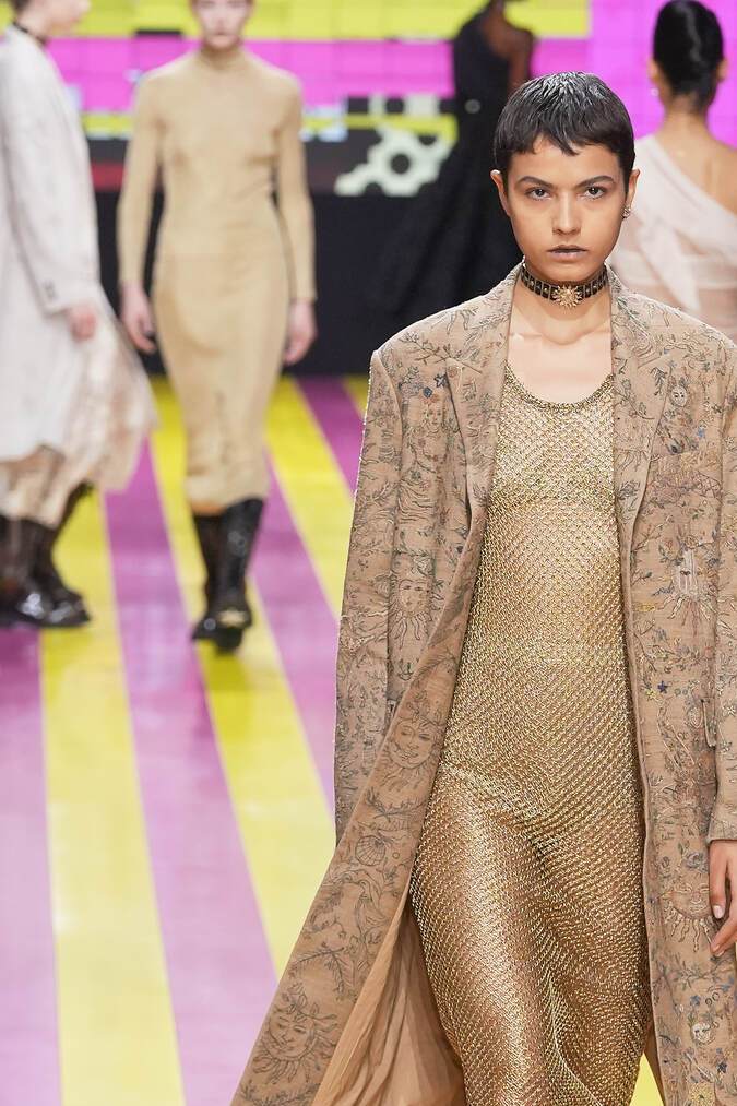 Paris Fashion Week SS24: Dior arrasa con una colección femenina y de espíritu rebelde