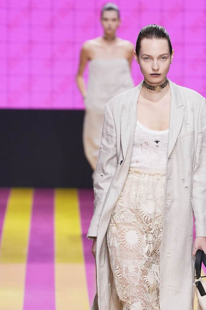 Paris Fashion Week SS24: Dior arrasa con una colección femenina y de espíritu rebelde