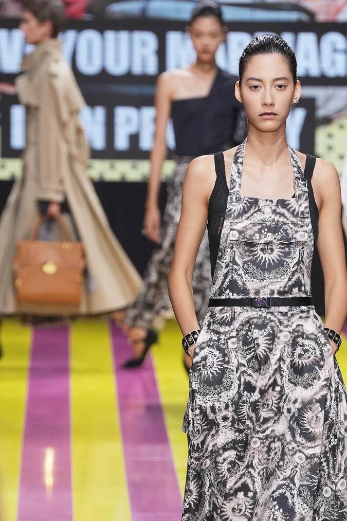 Paris Fashion Week SS24: Dior arrasa con una colección femenina y de espíritu rebelde