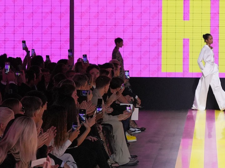 Paris Fashion Week SS24: Dior arrasa con una colección femenina y de espíritu rebelde