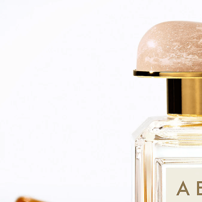 6 deliciosos perfumes con notas de ámbar que te transportarán a una cabaña llena de lujo
