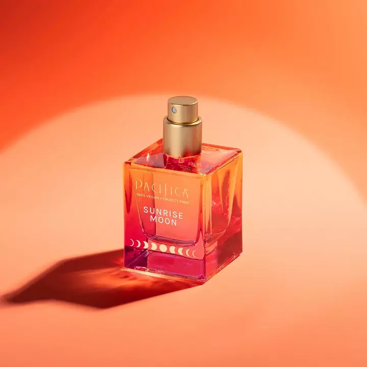 5 perfumes con notas de durazno que te dejarán un aroma fresco e irresistible