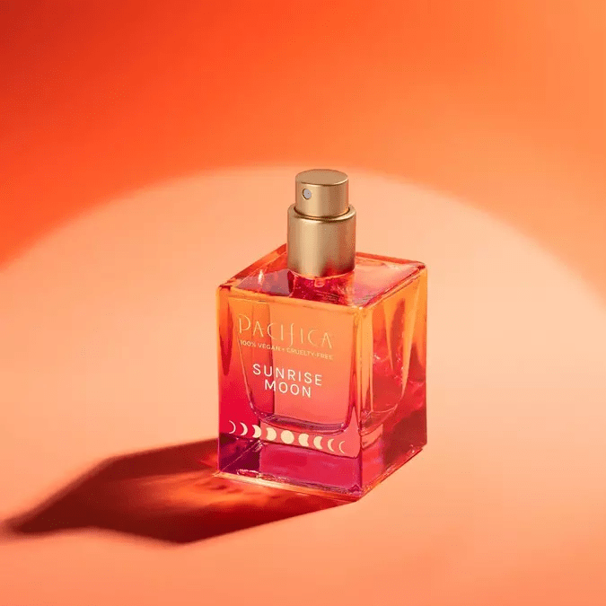 5 perfumes con notas de durazno que te dejarán un aroma fresco e irresistible