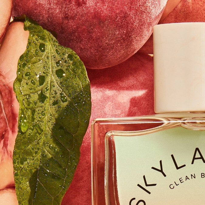 5 perfumes con notas de durazno que te dejarán un aroma fresco e irresistible