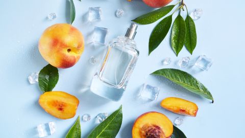5 perfumes con notas de durazno que te dejarán un aroma fresco e irresistible