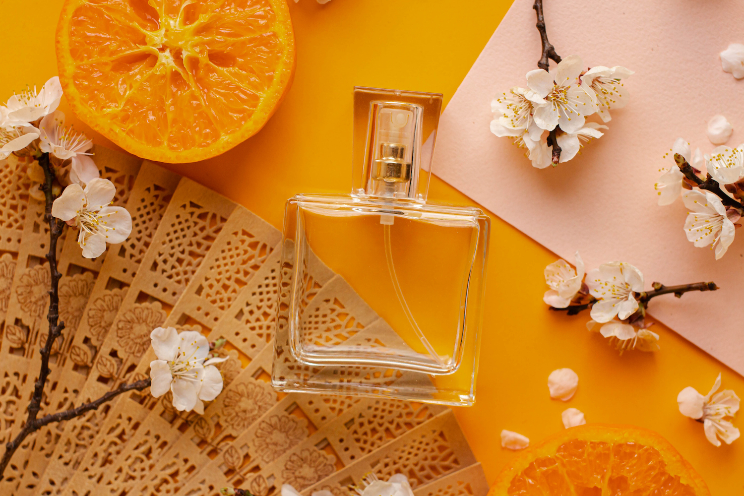 7 perfumes con notas de flor de naranja que te dejarán un aroma fresco y atractivo