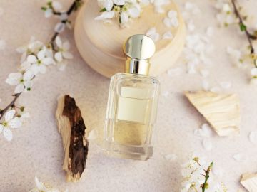 5 perfumes con notas de sándalo ideales para otoño que te dejarán un aroma muy seductor