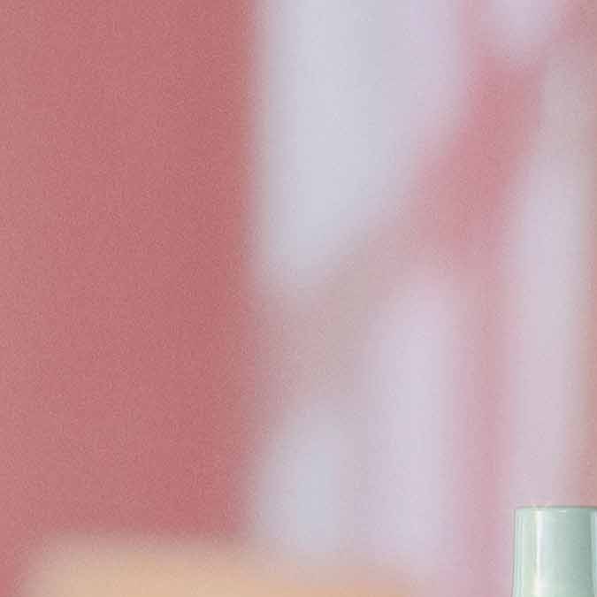 5 perfumes con notas de sándalo ideales para otoño que te dejarán un aroma muy seductor