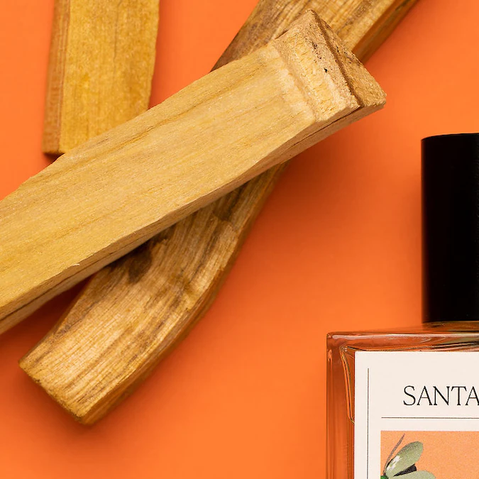 5 perfumes con notas de sándalo ideales para otoño que te dejarán un aroma muy seductor