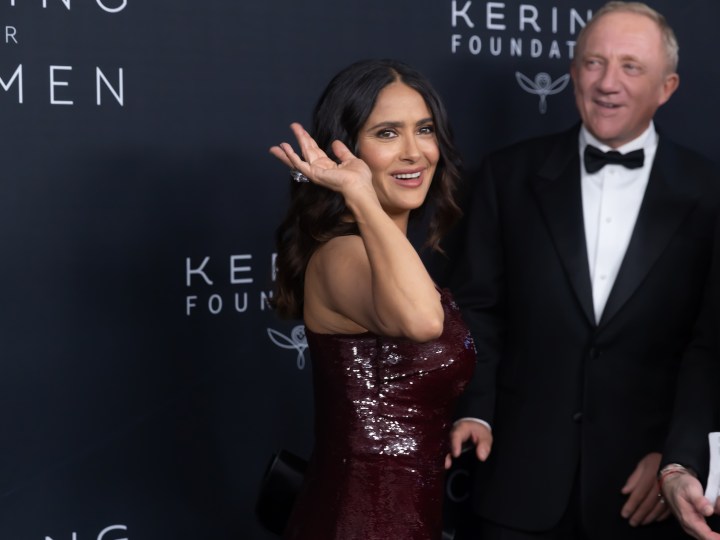 Salma Hayek se enfundó en el color de otoño 2023 y demostró que puede ser sexy y elegante