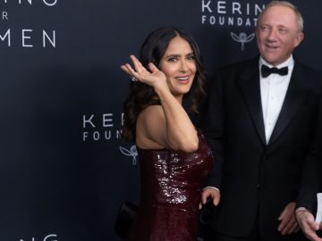 Salma Hayek se enfundó en el color de otoño 2023 y demostró que puede ser sexy y elegante