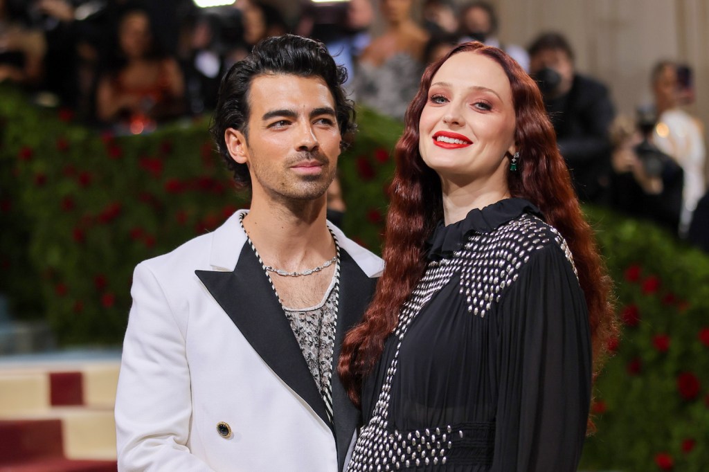 Sophie Turner demanda a Joe Jonas y lo acusa de mantener ilegalmente a sus hijos en NY