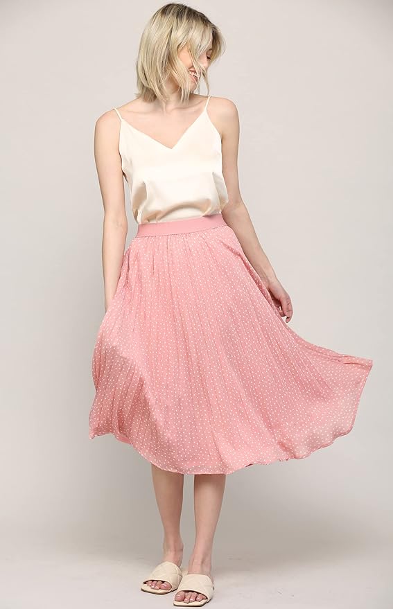 Tendencias otoño 2023: 7 blusas y tops que puedes usar con una falda midi tableada