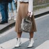 Tendencias otoño 2023: 7 blusas y tops que puedes usar con una falda midi tableada