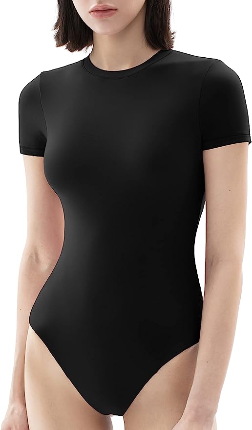 Tendencias otoño 2023: 7 blusas y tops que puedes usar con una falda midi tableada