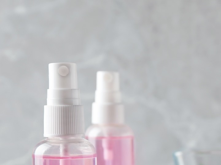 Agua de rosas para el cabello: cuáles son sus beneficios y cómo usarla en tu pelo