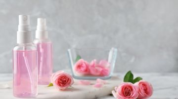 Agua de rosas para el cabello: cuáles son sus beneficios y cómo usarla en tu pelo