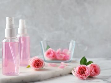 Agua de rosas para el cabello: cuáles son sus beneficios y cómo usarla en tu pelo