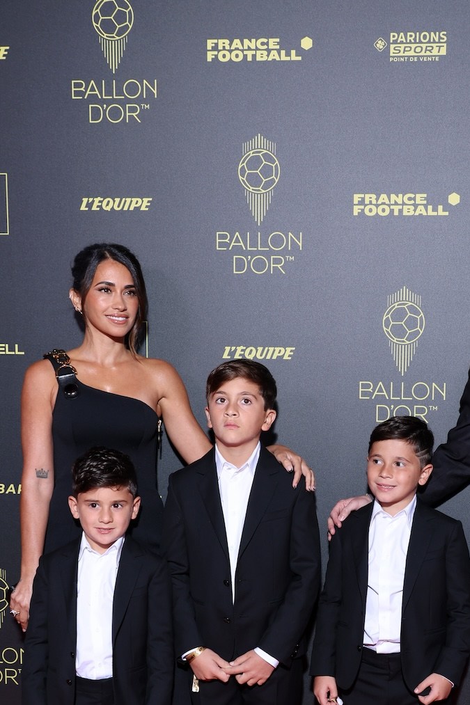 Antonela Roccuzzo deslumbra con su elegante look en la alfombra roja del Balón de Oro 2023